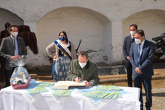 Eintrag ins Goldene Buch von Schrobenhausen: Spargelanstich 2021 im Pflegschloss Schrobenhausen mit Wirtschaftsminister Hubert Aiwanger und Spargelökönigin Juliane Wenger am 14.04.2021 (Foto: Martin Schmitz)